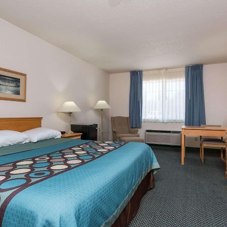 Super 8 By Wyndham Sheldon Hotel Exterior photo