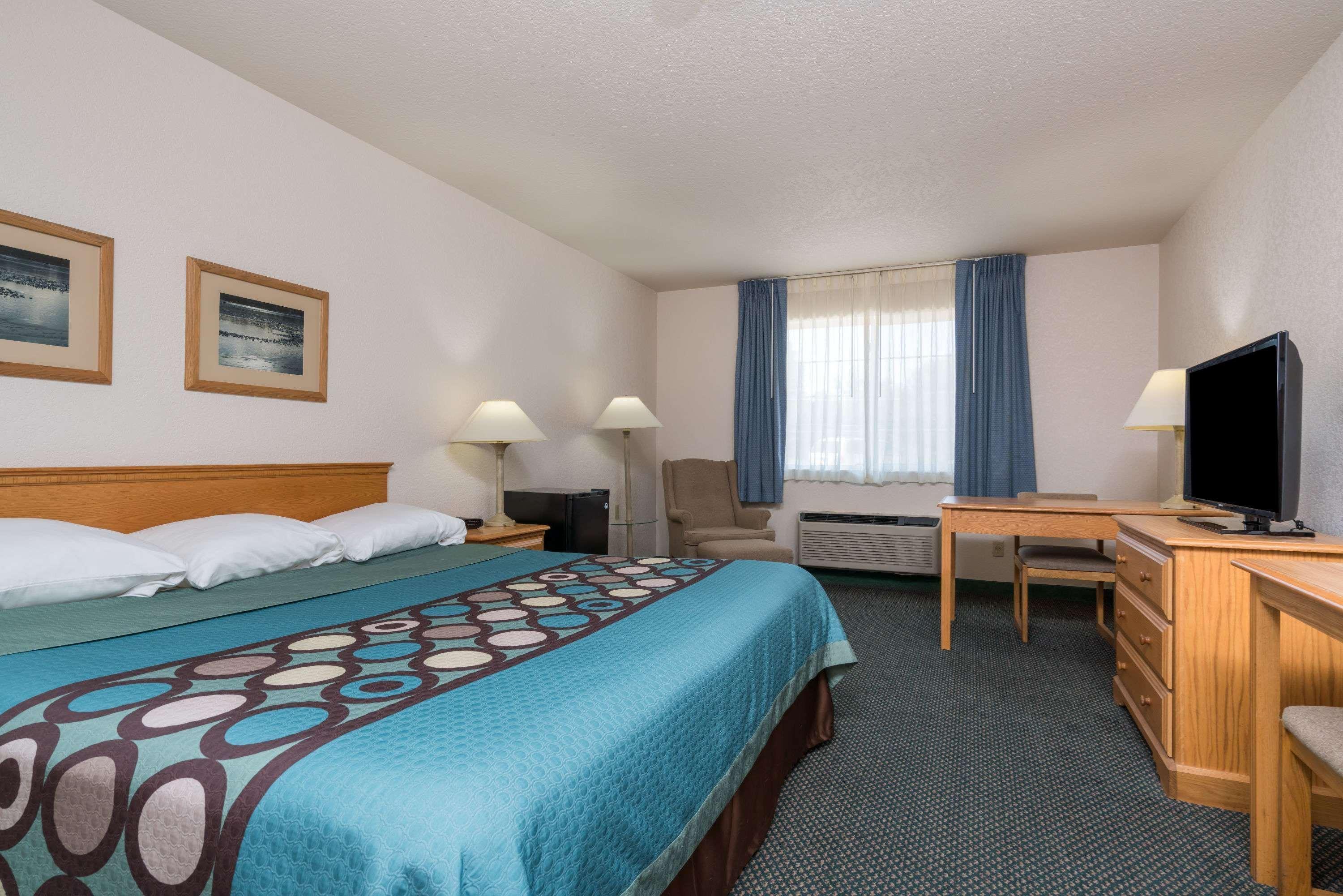 Super 8 By Wyndham Sheldon Hotel Exterior photo
