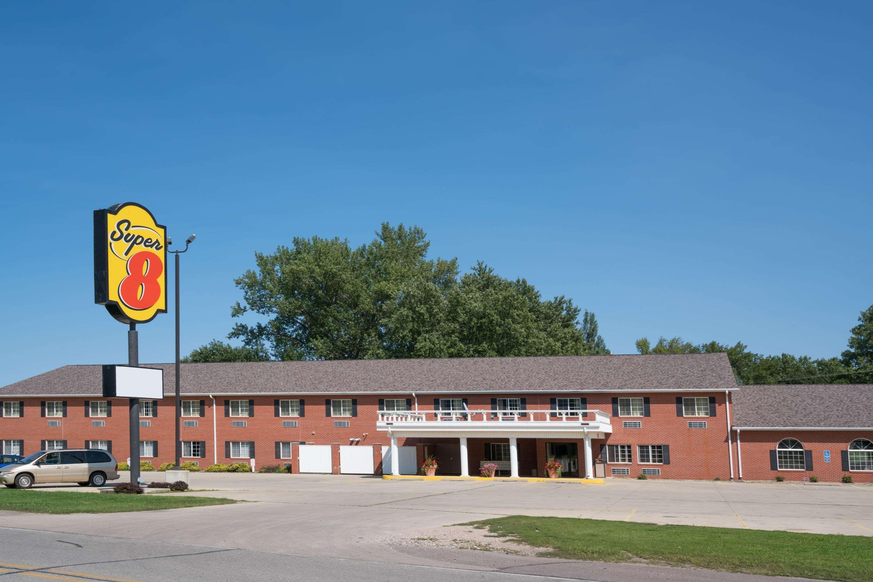 Super 8 By Wyndham Sheldon Hotel Exterior photo