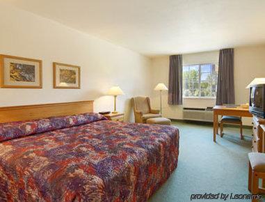 Super 8 By Wyndham Sheldon Hotel Room photo