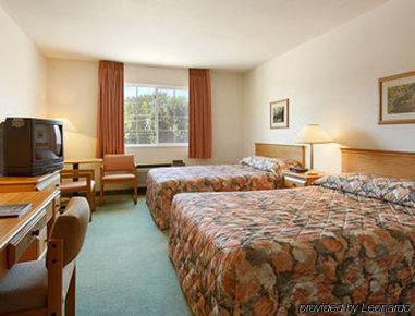 Super 8 By Wyndham Sheldon Hotel Room photo