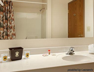 Super 8 By Wyndham Sheldon Hotel Room photo
